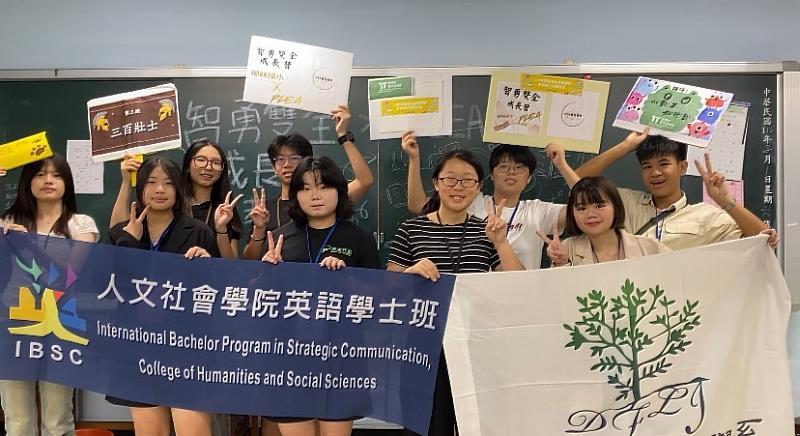 文藻外語教學系簡薇容同學(前排右1)與PLEA教育團隊他校青年合影。