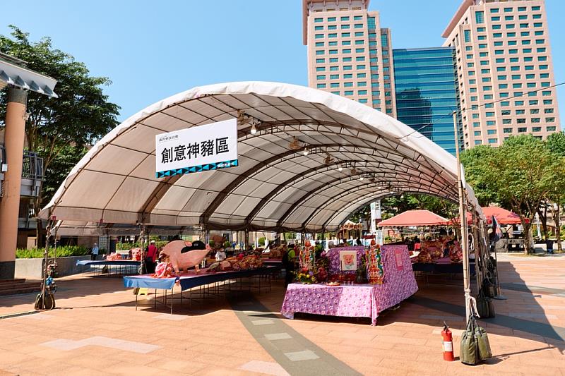 新北市客家義民爺文化祭近年已將傳統祭典中的「殺豬公/神豬」儀式,轉型為環保與創意藝術的文化傳承方式,不再使用活體或屠宰神豬。