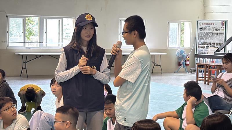埔和國小的學生踴躍回答講師的問題。