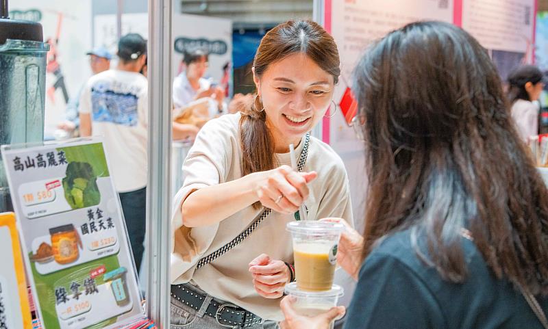 「保證責任宜蘭縣原住民產銷合作社」以新鮮無毒蔬果現打綠拿鐵。