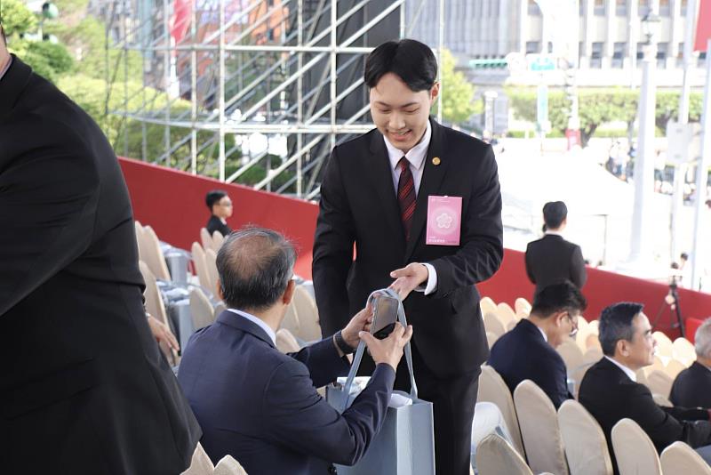 中國醫藥大學「紫薔薇親善大使」在會場擔任禮賓接待服務。