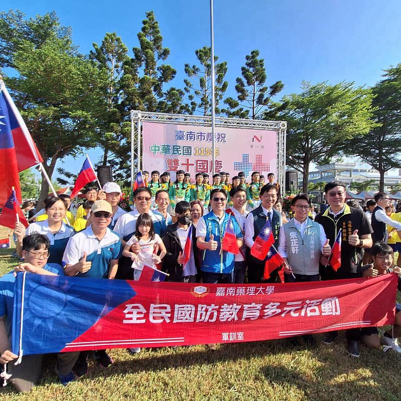 嘉藥全民國防落實日常當中,帶領校內師生參加國慶升旗典禮。