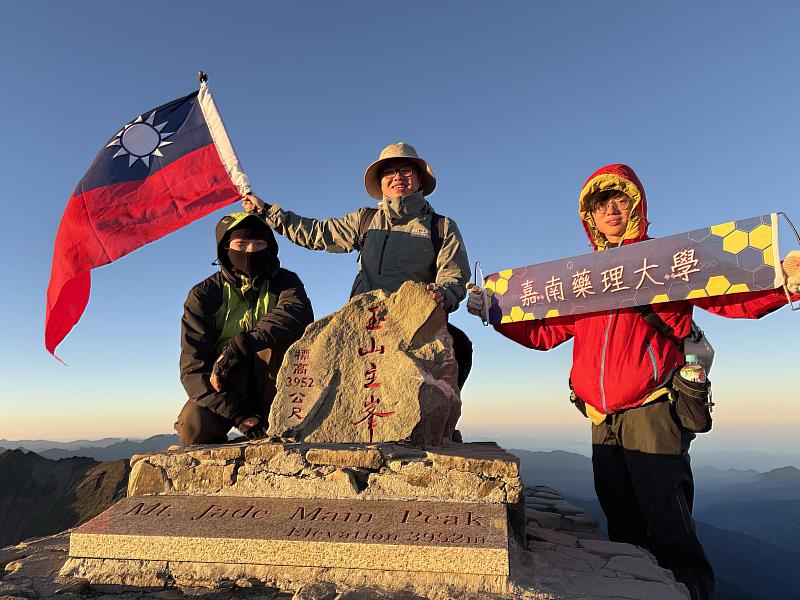 嘉藥學生陳右倉(左至右)、蔡竣宇及林雋和國慶連假組隊挑戰玉山主峰完成人生清單之一夢想。
