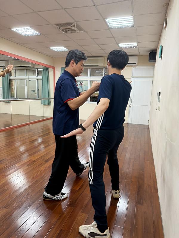 老師個別指導學友動作。