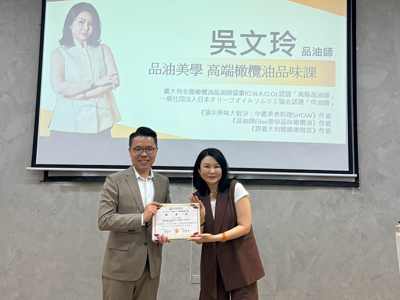 富士達保經副總經理廖英翔(左)致贈感謝狀予權威品油師吳文玲(右)。