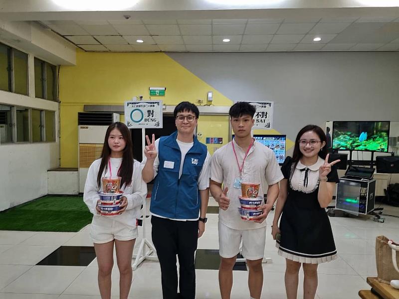 黃柏捷副國際長頒發迎新晚會活動獎項，與國際學生共同分享喜悅。