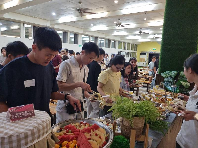 迎新晚會特別準備特色餐點,讓來自不同國家的學生共享美食,體驗多元文化魅力。