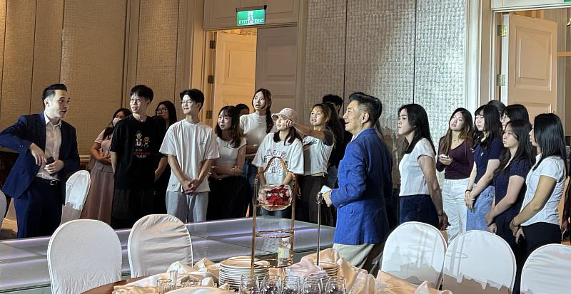 林酒店董事總經理林荃豪、總經理鄭禮寧帶學生從第一線了解品牌經營與企業決策。