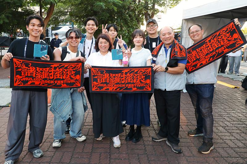 嘉義市長黃敏惠與演出樂團互動。