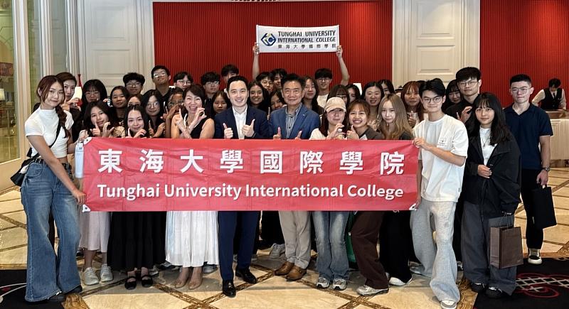 東海大學國際學院國經學程張亦騏教授日前帶領學生走進台中林酒店，從飯店營運、品牌策略到商業模式，實地應證課堂所學。