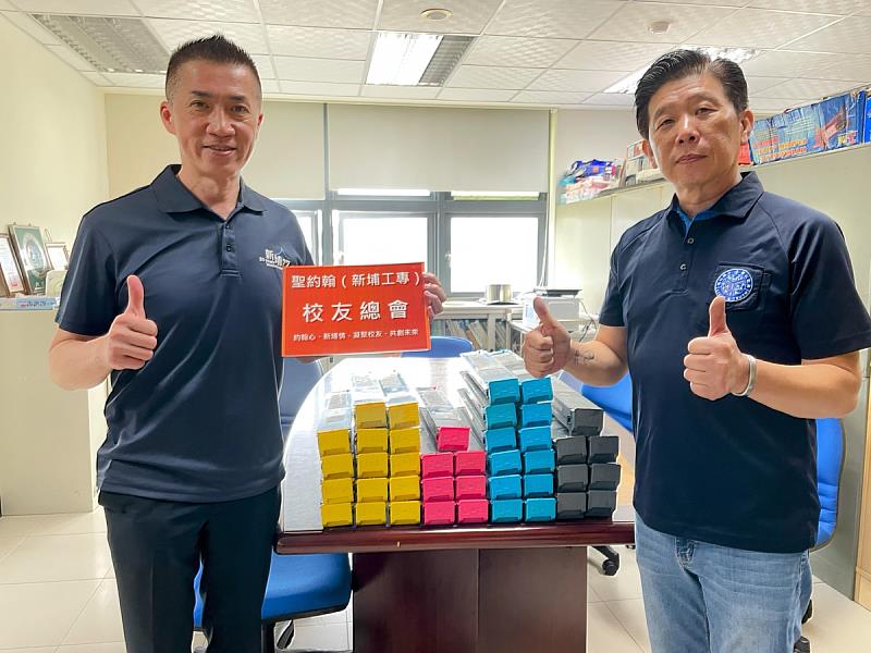 100支彩色與黑色碳粉匣陸續投入校內各行政單位使用。
