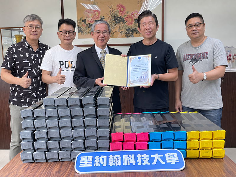 聖約翰科技大學115年度傑出校友蔡金和(右1),號召72電機信同班同學劉榮豐(左2)、廖民生(左1)及陳詩銘(右2)共同集資,購置價值新臺幣30萬元印表機碳粉匣,捐贈母校各行政單位使用。