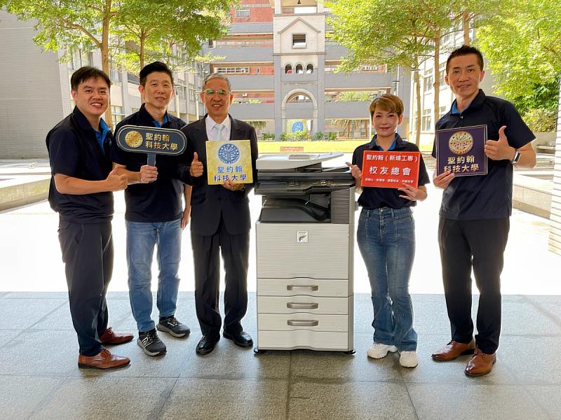 校友總會秘書處及幹事團曾集資添購影印設備與耗材,以行動支持母校。
