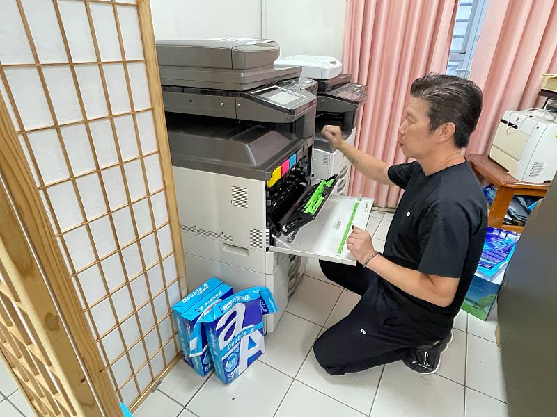 陳詩銘理事長幾乎每月返校協助影印機維護保養,將多年專業經驗帶回校園。