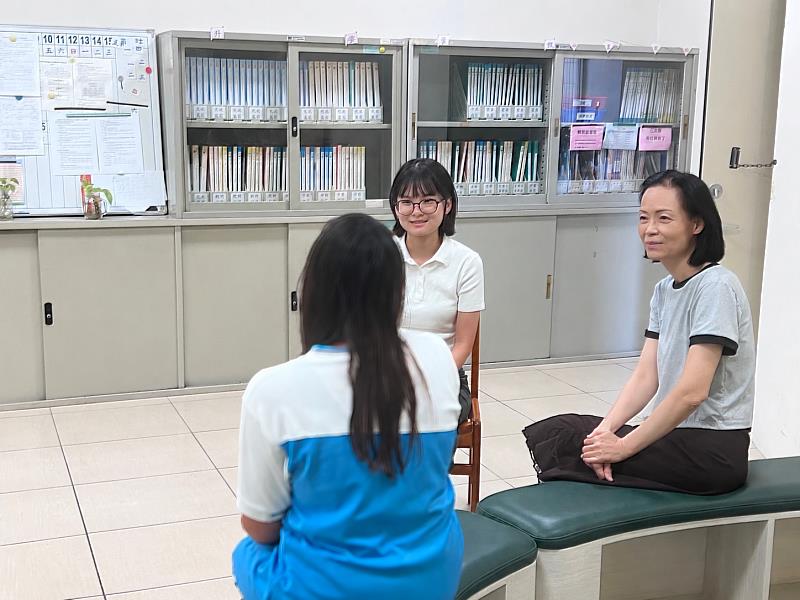 宜寧高中蔡秀珍副校長（右1）及師長與學生交流，透過傾聽與陪伴，關心學生的情緒需求與人際互動。