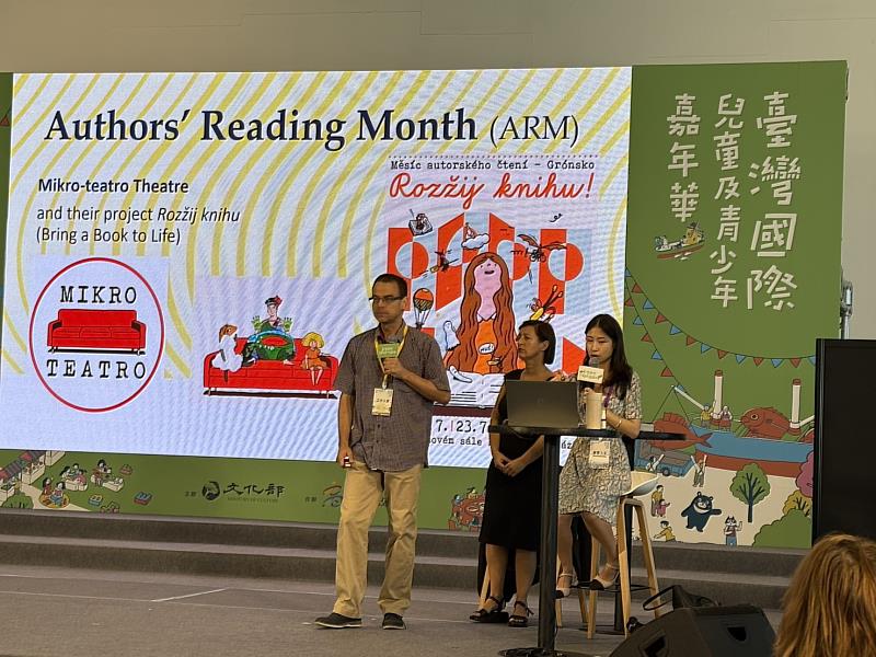 文藻外語大學翻譯系教師群擔任台灣國際兒童及青少年嘉年華」專業口譯工作。