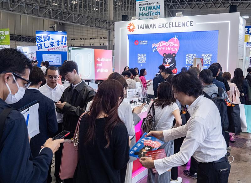 台灣精品展示區舉辦Happy Hour交流活動,現場人潮絡繹不絕、買主洽詢熱烈。(貿協提供)