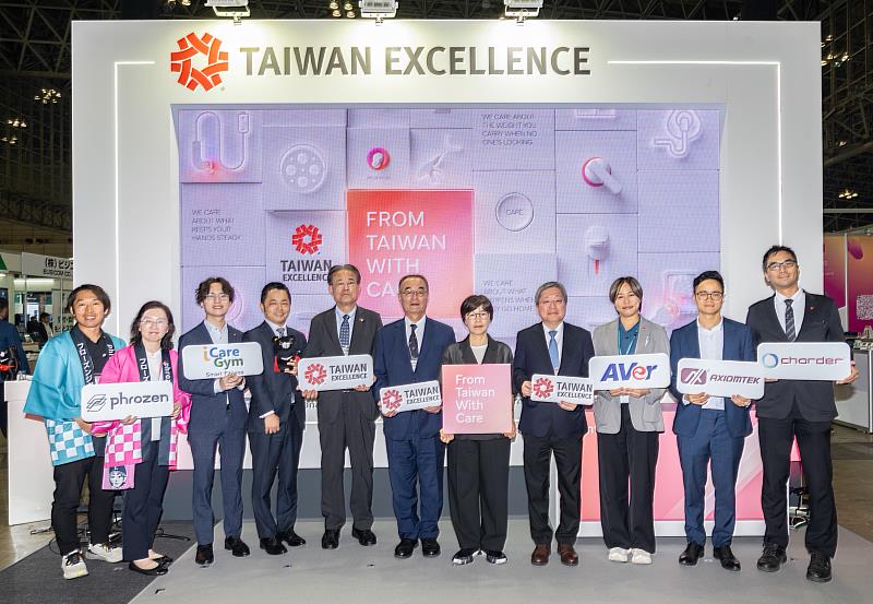台灣精品產業發表會貴賓合影,MEDICAL JAPAN展會事務局局長矢島大地(左4起)、海外醫療機器技術協力會專務理事矢野守、日本醫療機器工業會理事長東竜一郎、東京台貿中心主任張惠莉、工研院生醫所莊曜宇資深技術專家等企業代表合影。(貿協提供)