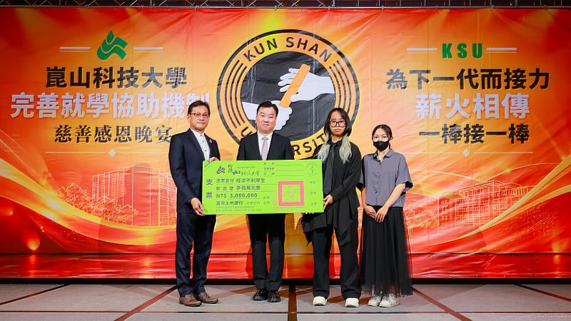 校友總會總會長莊旭彬（左1）代表捐贈募款支票予學生代表學生會會長莊宥溱（右2），李天祥校長共同見證（左2）。