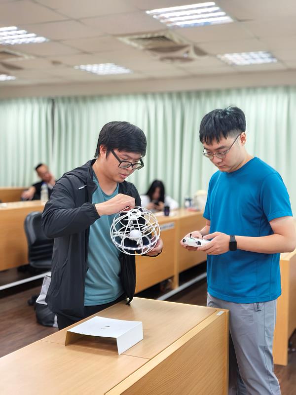 培訓專班精心設計涵蓋「智慧載具CAD結構設計與3D列印零件打樣」等多元課程。