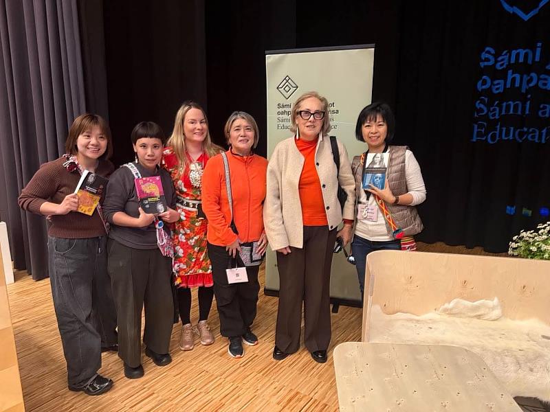 國際中心團隊與著名毛利學者Linda Tuhiwai Smith教授（右2）合影。