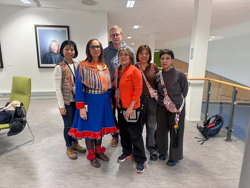 國際中心團隊與挪威薩米大學校長Liv Inger Somby（左二）及助理教授Samuel Valkeapaää（中後）討論合作事務後合影。