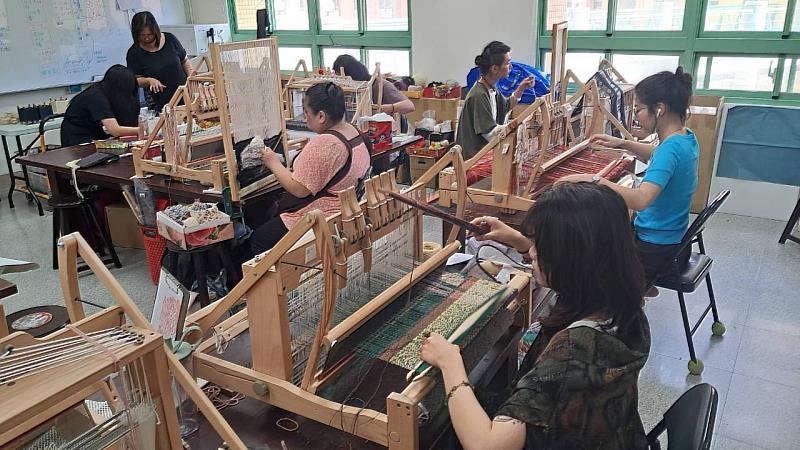 學員進行綜合技法專題創作。