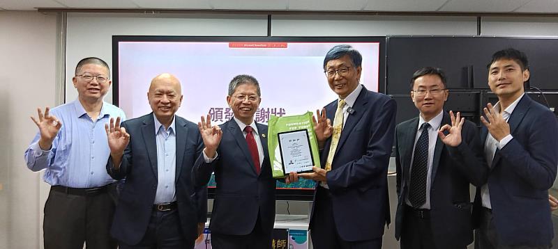 台灣工研新創協會總會長高繼祖獲頒感謝狀,並與頒贈代表及現場貴賓合影。由左至右為:福壽實業股份有限公司永續長張世欣、台新銀行文化藝術基金會董事長暨台新銀行公益慈善基金會執行董事鄭家鐘、台大保險經紀人股份有限公司董事長陳亦純、台灣工研新創協會總會長高繼祖、台大保險經紀人股份有限公司總經理楊憲法、台灣尤努斯基金會經理丘建賢。