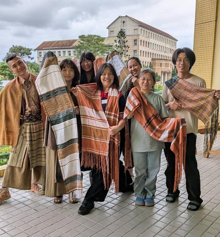 蕾絲織披肩完工合照。