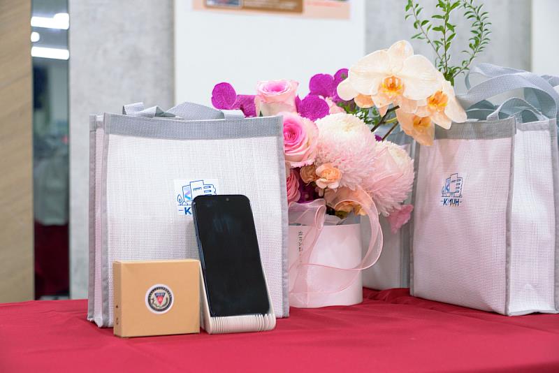 高醫將永續理念融入十全新診區啟用典禮，紀念品環保袋以血液透析室使用過的PVC軟管回收再製而成，將廢棄醫材轉化為實用生活用品，落實醫療與環境永續並行，讓永續不只是理念，更成為具體行動。
