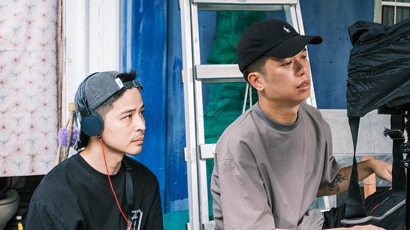 胡錦筵（左）、周鉅宏（右）共同執導《屋下無人》，以細膩敘事刻畫非血緣家庭的情感羈絆，入圍本屆金鐘獎迷你劇集（電視電影）導演獎。（圖／客家電視台提供）