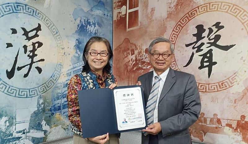 台灣尤努斯基金會董事長蔡慧玲（左）頒贈廣播專訪感謝狀予國家科學及技術委員會主任委員吳誠文（右）。