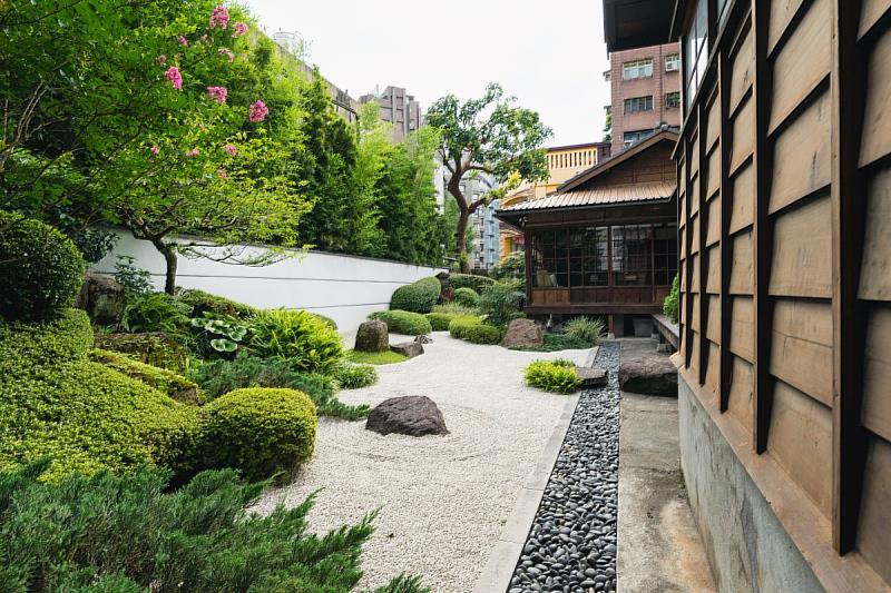樂埔町將日式枯山水庭園景致與當代餐飲美學完美融合。在光影流轉與枯石砂紋之間,營造出沉靜優雅的用餐氛圍,讓人在喧囂都市中感受一方靜謐。