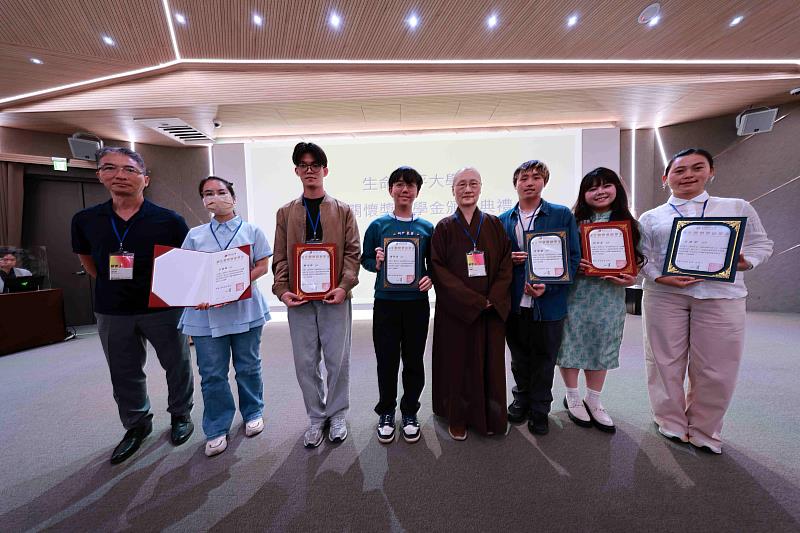 「2026年緬生關懷獎助學金」頒獎儀式,由生命和平大學督導顯月法師頒發獎狀給獲獎學子。(圖由靈鷲山佛教教團提供)