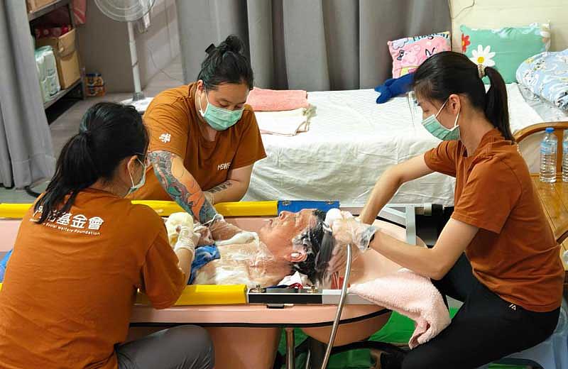 門諾基金會到宅沐浴團隊，包含1名護理師、1名照顧服務員、1名操作員進行服務，總服務時間約40至60分鐘。
