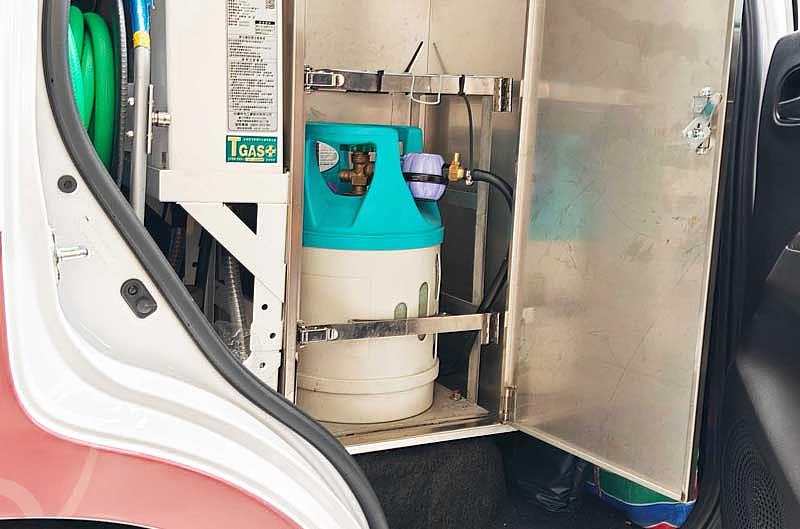 門諾基金會到宅沐浴團隊使用可視化瓦斯桶，壓力表、瓦斯剩餘容量看得見，排除潛在的安全疑慮。