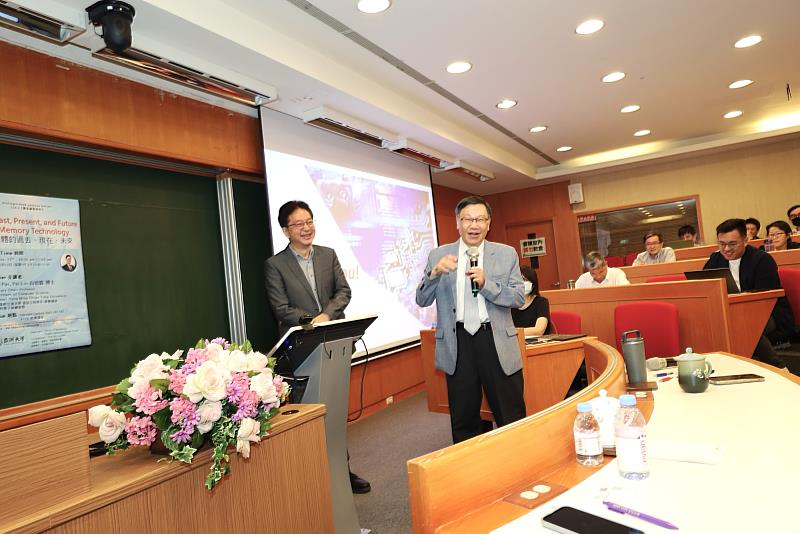 蔡進發校長親自參與提問,與白培霖就記憶體內運算、及跨領域合作等議題交流。