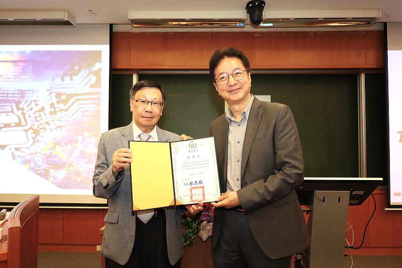 白培霖博士深度解析記憶體技術演進與市場趨勢，蔡進發校長致贈感謝狀。