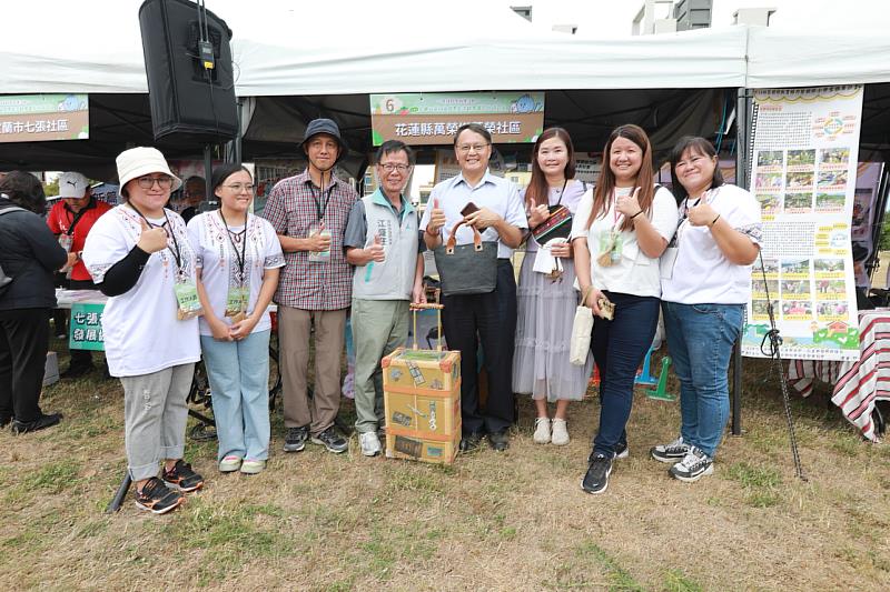 低碳蔬食活動攤位巡禮合照。(資料照)