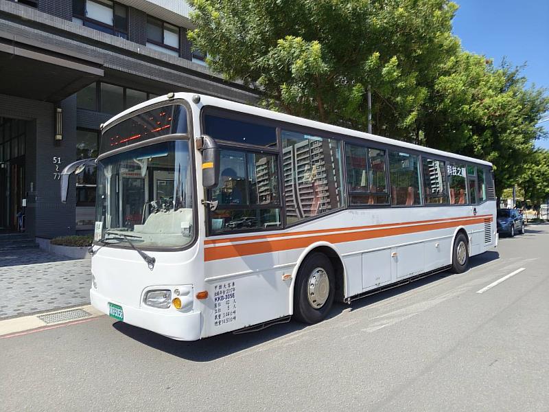 竹市72路公車平日早尖峰2班次「中巴升級大巴」試辦上路。