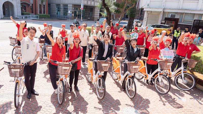 新竹市敬老卡、愛心卡再升級,高虹安市長宣布10月16日起開放租借YouBike電輔車。