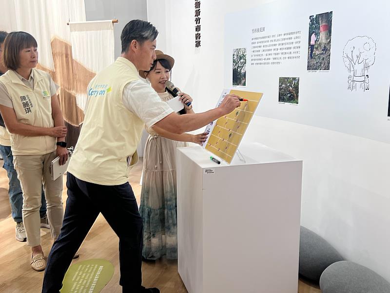 副市長林琨瀚體驗實境解謎關卡。