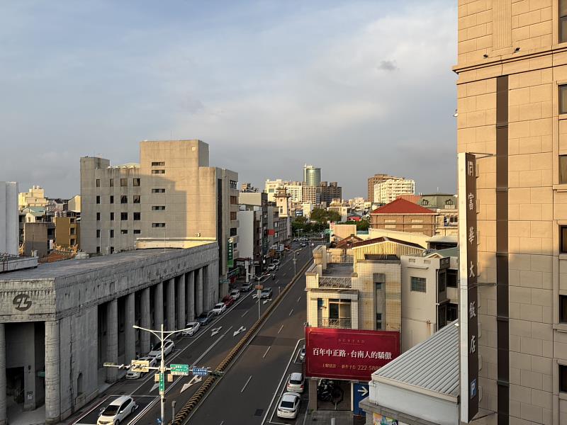 台南鐵路地下化第一階段將於10月17日通車，信義房屋在地專家看好將對台南市區發展有兩大正面影響。圖為市區街景。