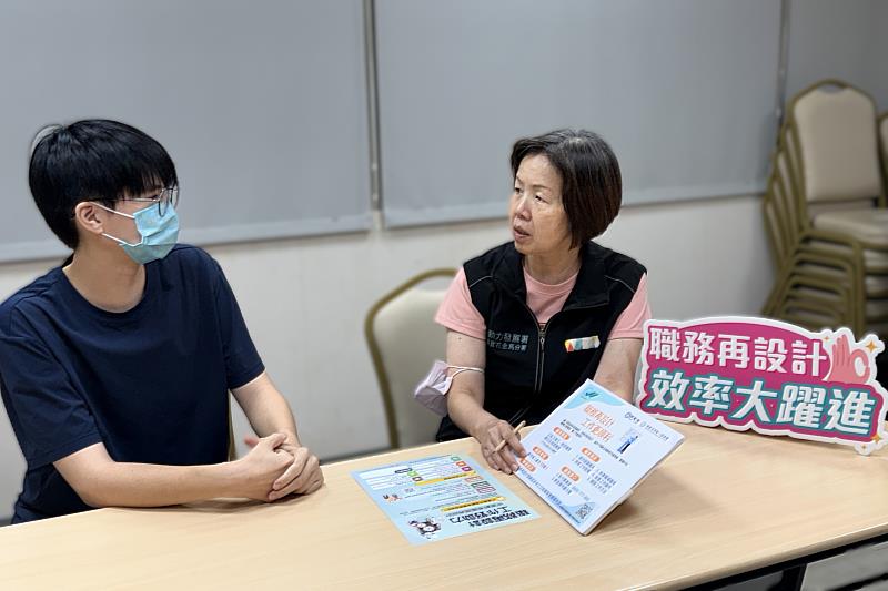 北分署銀髮人才資源中心人員(右)向企業說明「中高齡職務再設計服務計畫」內容及申請辦法。