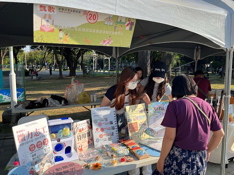 公廣系畢製團隊向民眾介紹角落幸福活動及暖心餐認購計畫，邀請民眾以實際行動支持公益。
