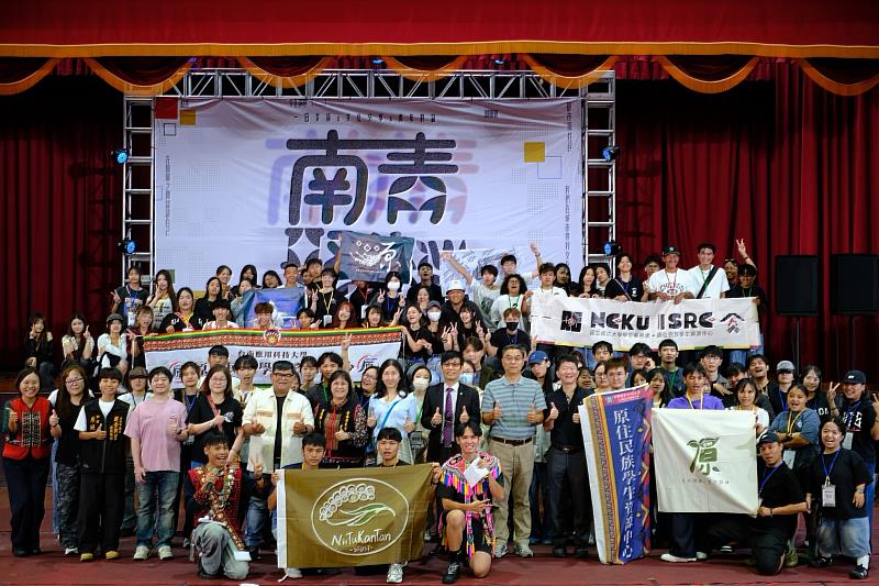 臺南市政府及各南區大學貴賓及師長於「南青聚NOW」活動中合照。