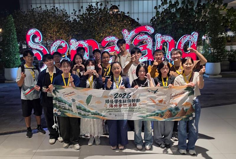 雲科大參訪團經過9個小時的轉機，順利抵達印尼三寶瓏機場，開心合影。