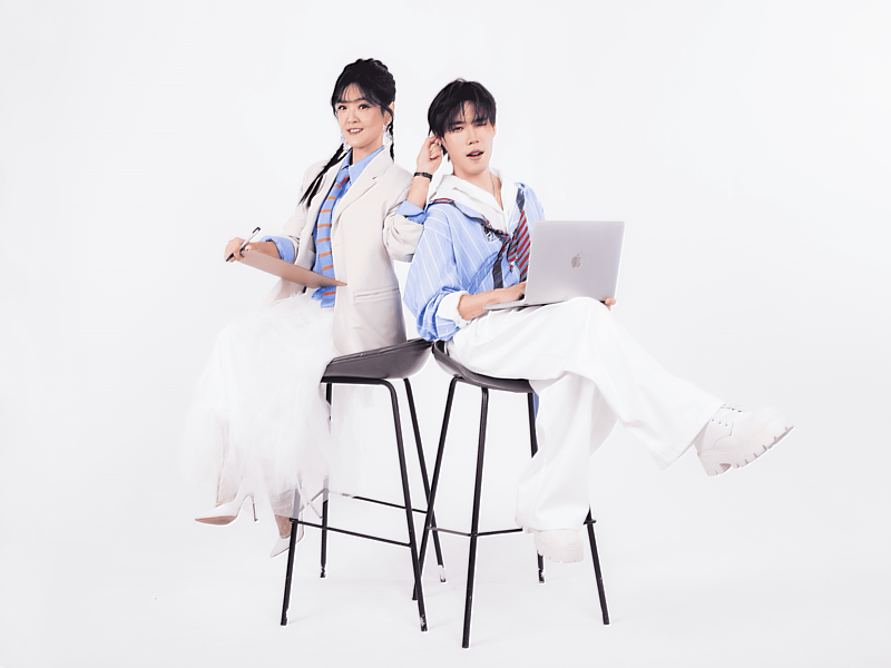 圖1-《原Way星球》正式邁入第6季，主持人咖啡糖賢齡（左）攜手新任助理主持人HAKU（右），以全新搭檔組合激盪不同火花，持續帶領觀眾認識原住民族音樂人的創作故事與多元魅力。