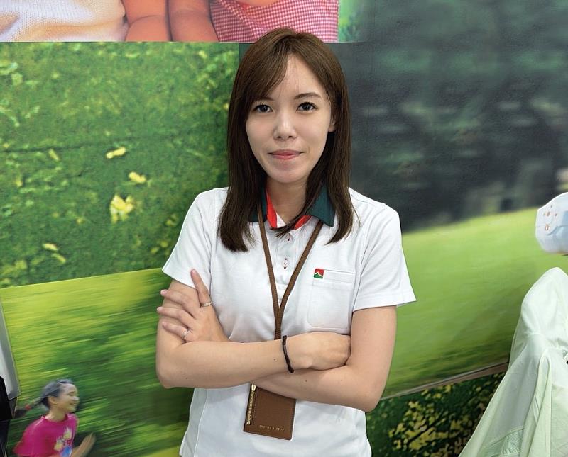 信義房屋高雄楠梓後昌店秘書蔡昕霈，畢業後首份工作選擇信義房屋，不僅陸續考取不動產經紀人與地政士雙證照，更升遷擔任「秘書小組長」肩負全業務區秘書間的溝通協調角色。