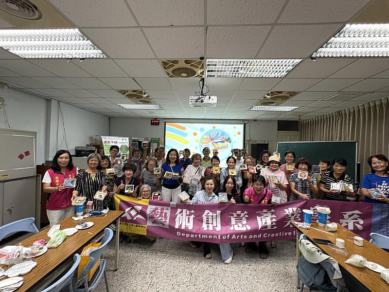 工作坊結尾,所有銀髮寶貝們與自創作品大合照。